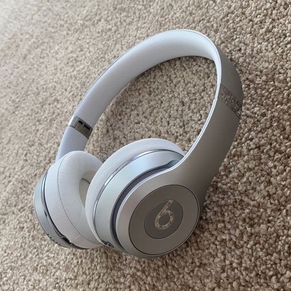 Beats Headphones - Picture 1 of 2